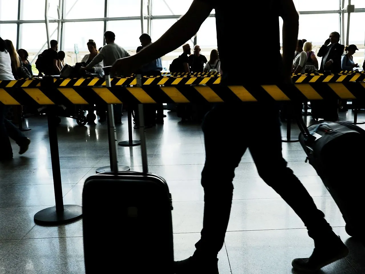 ¿Puede una persona deportada viajar a otro país? Examinando las reglas y restricciones