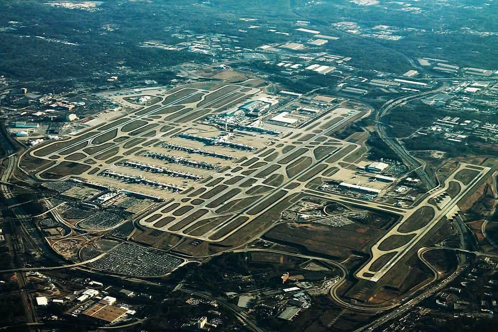 Los 10 aeropuertos más grandes y con más tráfico del mundo Los 10 aeropuertos más grandes y con más tráfico del mundo