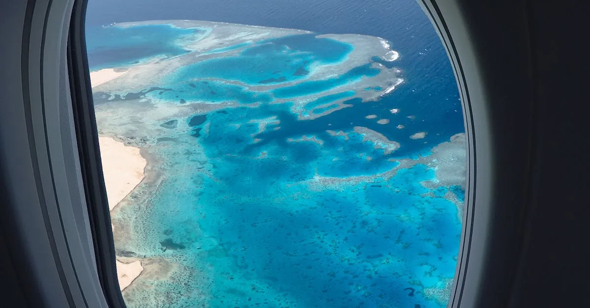 ¿Puedo llevar agua en el avión? Una guía detallada para viajeros.