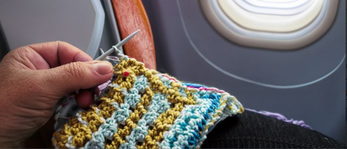 ¿Puedes llevar una aguja de coser en un avión?