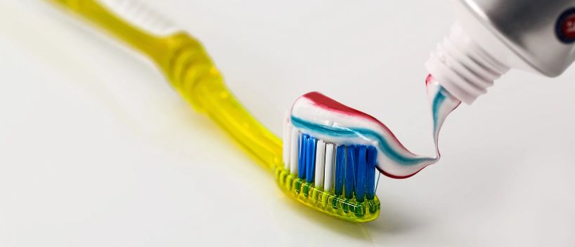 ¿Se puede llevar pasta de dientes en un avión?