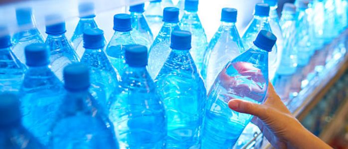 ¿Puedes llevar agua sin abrir en un avión? Mantente hidratado durante el viaje en avión.