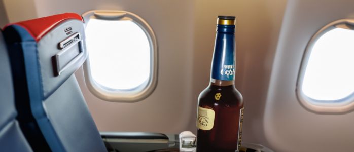 ¿Se puede llevar alcohol en un avión? Reglas de alcohol de la TSA