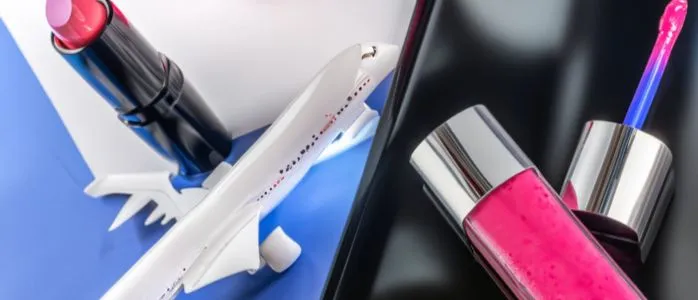 ¿Puedes llevar brillo de labios en un avión?