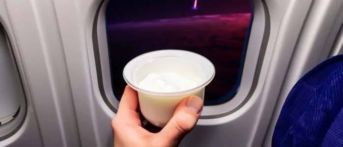¿Puedes llevar yogur en un avión?