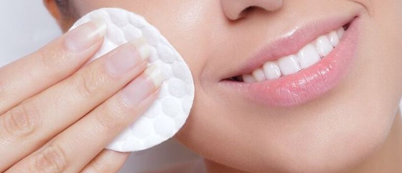 ¿Puedes llevar maquillaje en un avión?