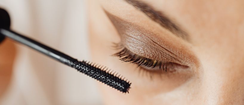 ¿Puedes llevar maquillaje en un avión?