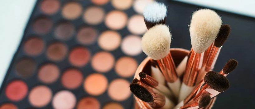 ¿Puedes llevar maquillaje en un avión?