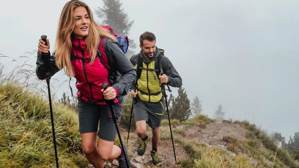 ¿Se pueden llevar bastones de trekking en un avión?