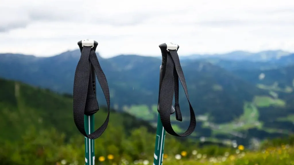 ¿Se pueden llevar bastones de trekking en un avión?