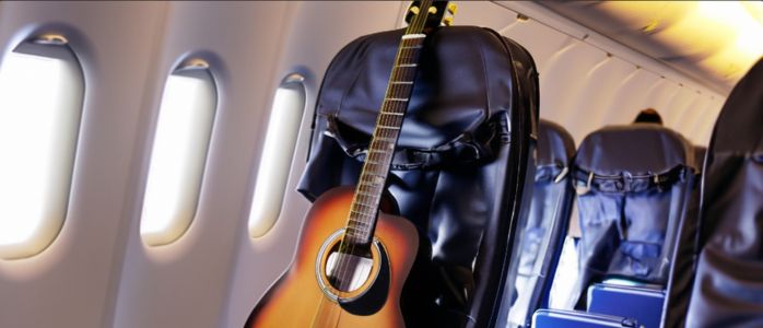 ¿Puedes llevar una guitarra en un avión? viajar con guitarra