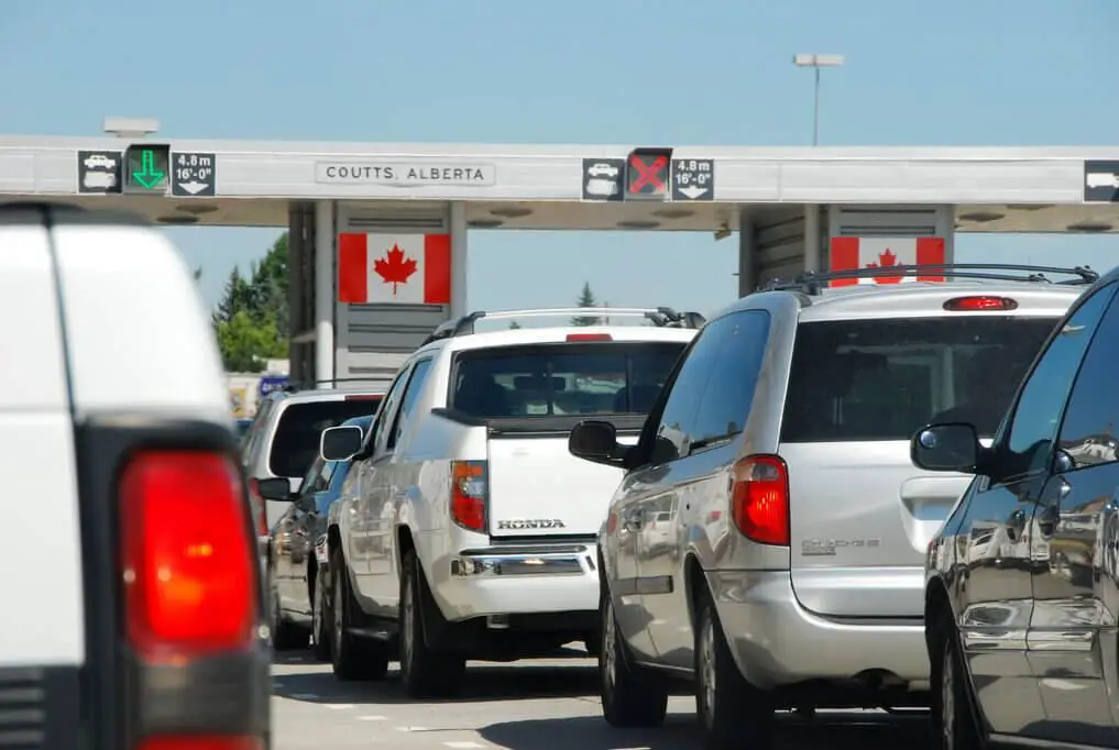 Alquilar un auto en Canadá siendo residente de EE. UU.: reglas, requisitos y consejos