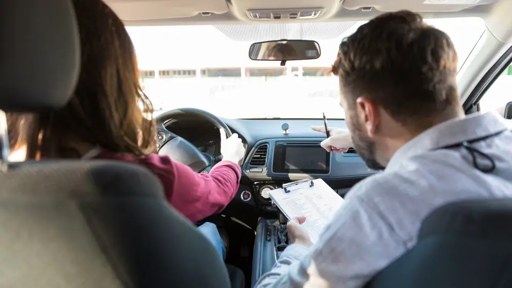Alquilar un coche para su examen de conducir en California: la guía completa