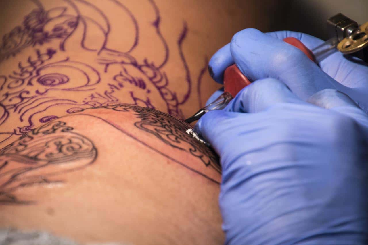 ¿Cuál es la política de tatuajes para los asistentes de vuelo?