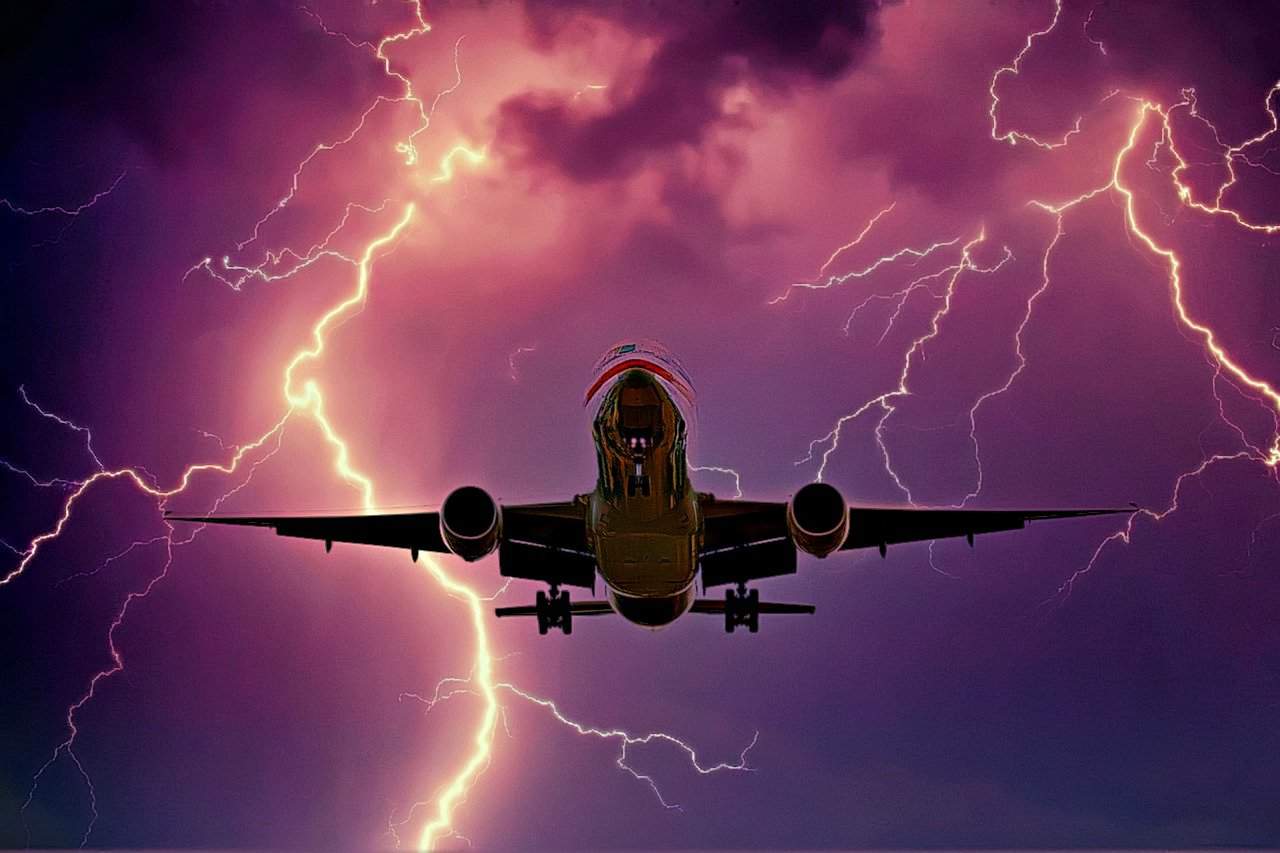 ¿Pueden los aviones volar durante las tormentas? Riesgos y precauciones