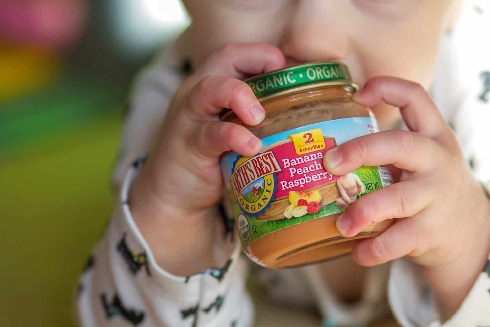 ¿Se puede llevar comida para bebés en un avión?