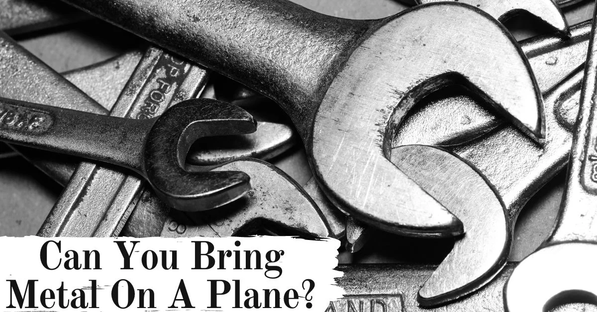 ¿Se puede llevar metal en un avión?