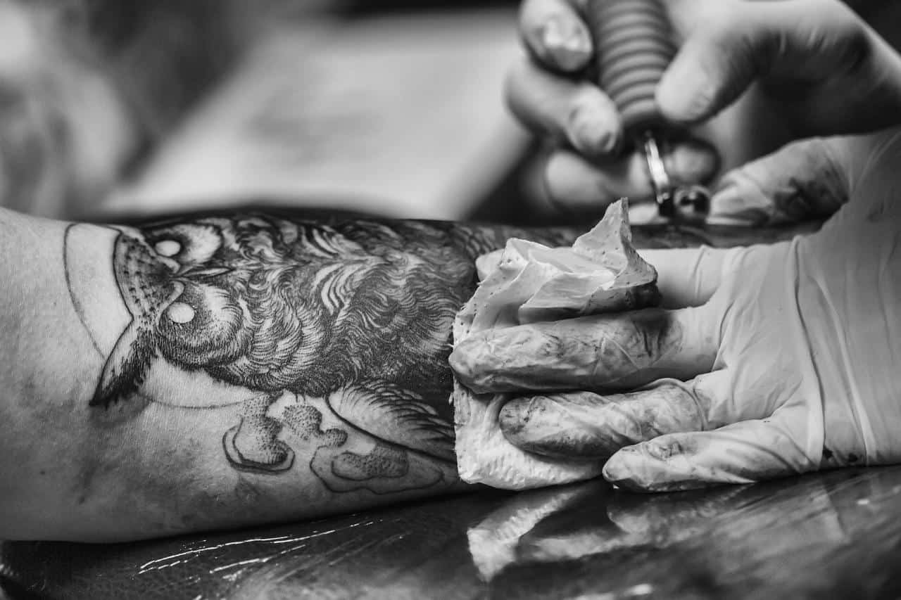 ¿Puedes volar después de hacerte un tatuaje? (Cuánto hay que esperar)