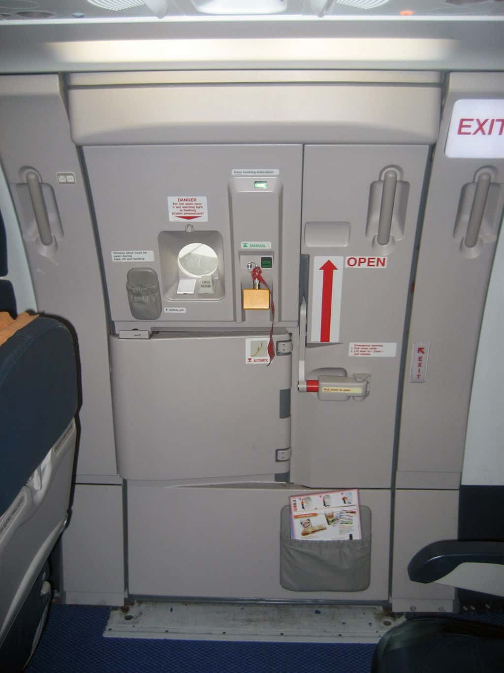 ¿Por qué es (casi) imposible abrir la puerta de un avión mientras vuela?