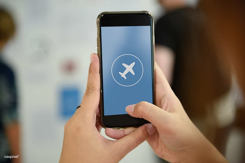 ¿Puedes enviar mensajes de texto en un avión? Reglas y restricciones explicadas.