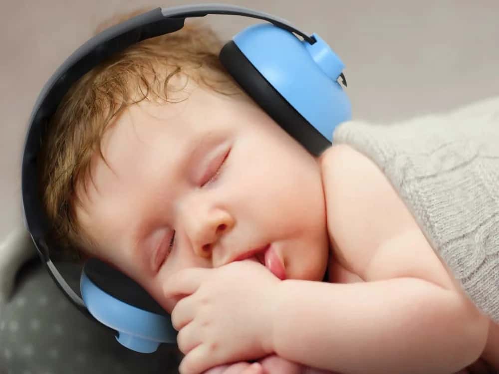 ¿Los bebés necesitan orejeras para volar?