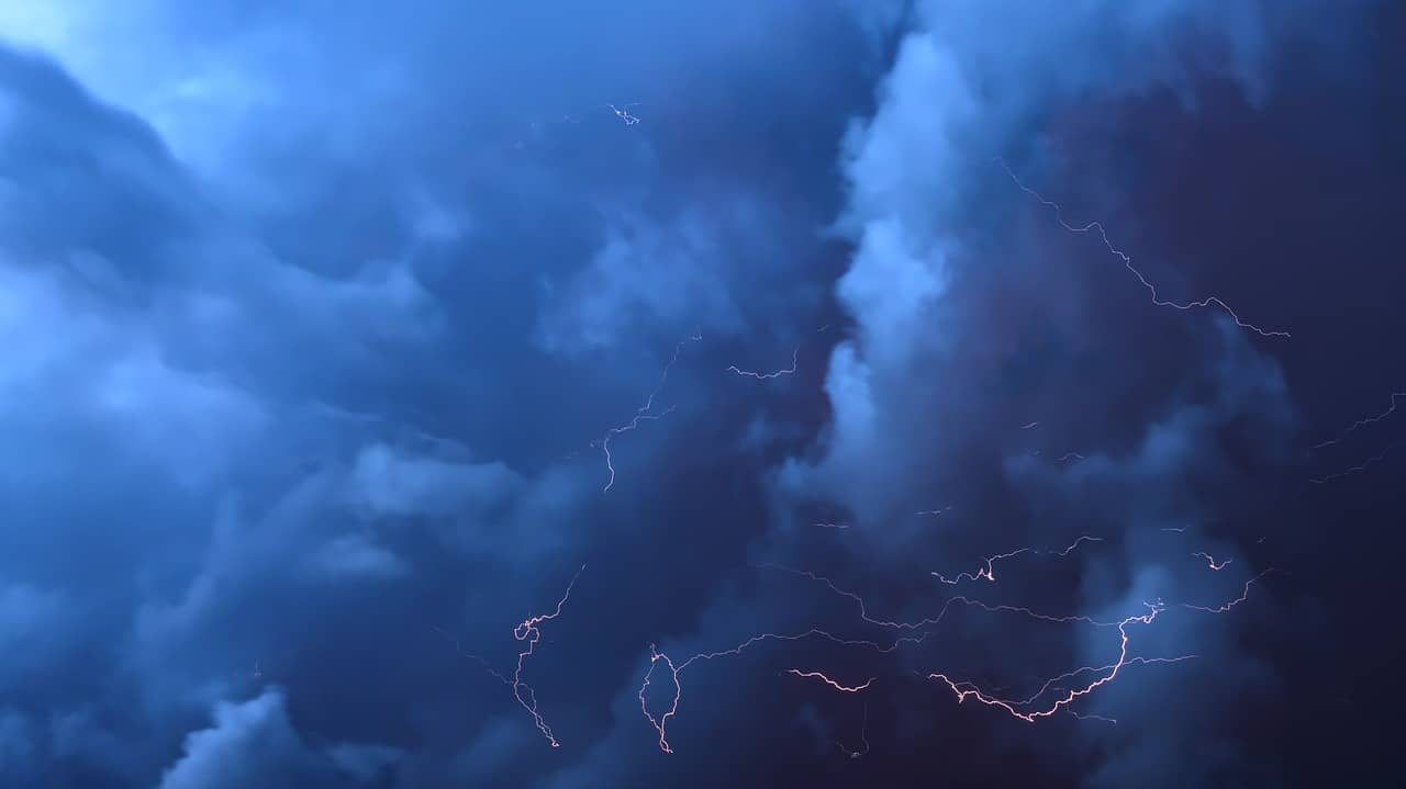 ¿Se cancelan vuelos debido a tormentas eléctricas?