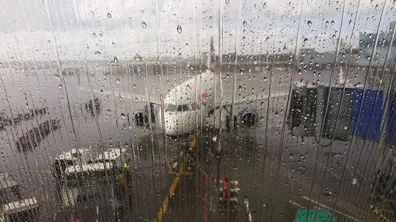 ¿Los aviones vuelan bajo la lluvia? (despegue, crucero, aterrizaje)