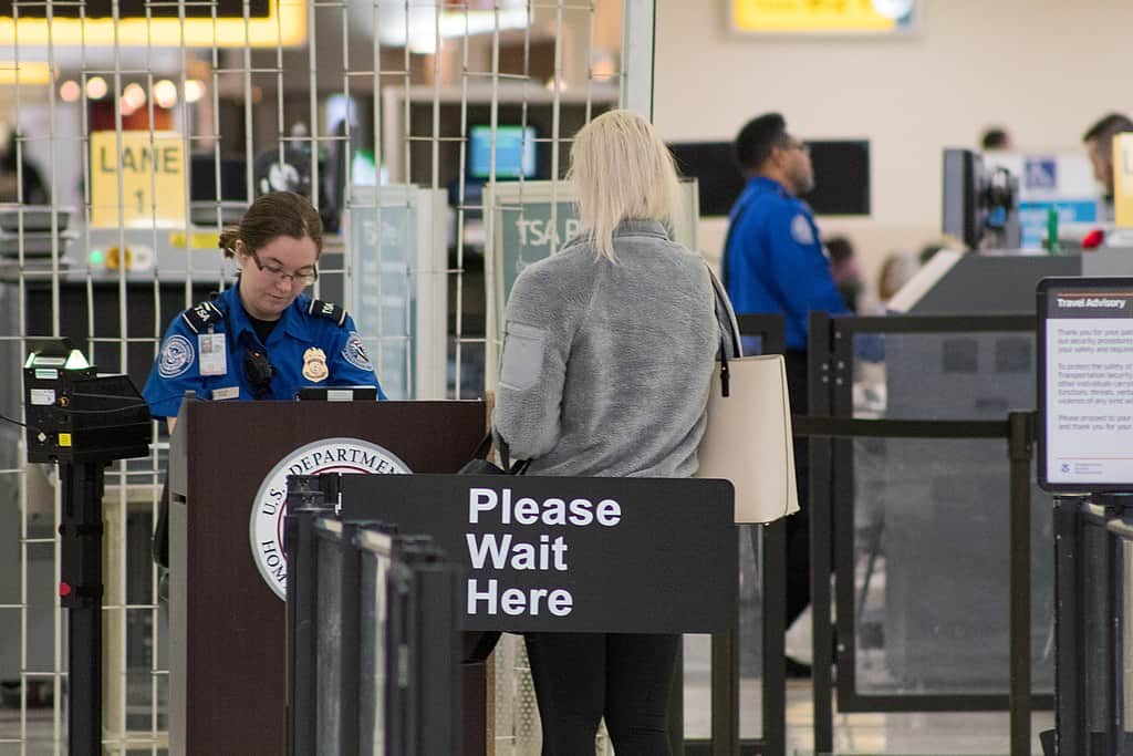 ¿Puede la TSA buscar su teléfono? (Conoce tus derechos)