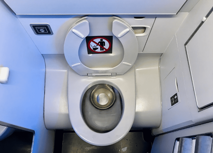 Así funcionan los baños de los aviones: de residuos a agua