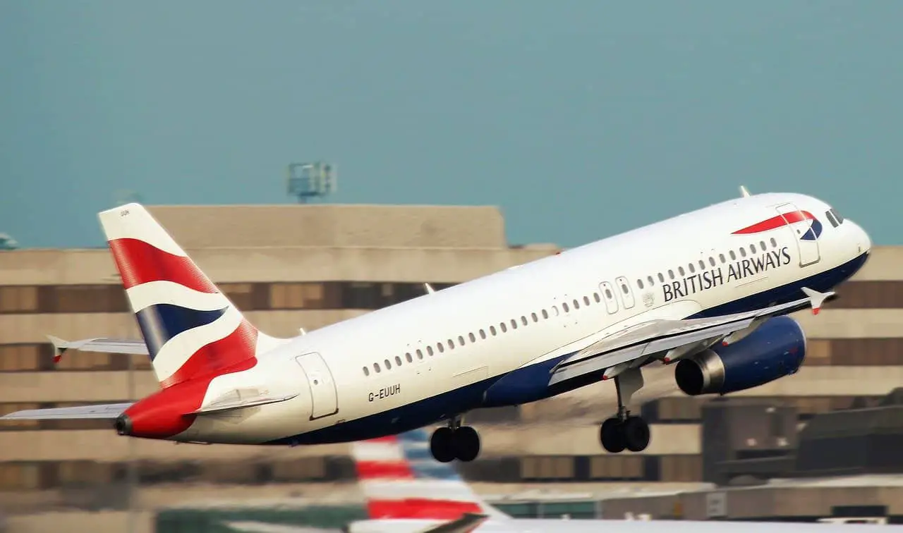 ¿A qué velocidad aceleran los aviones en la pista?