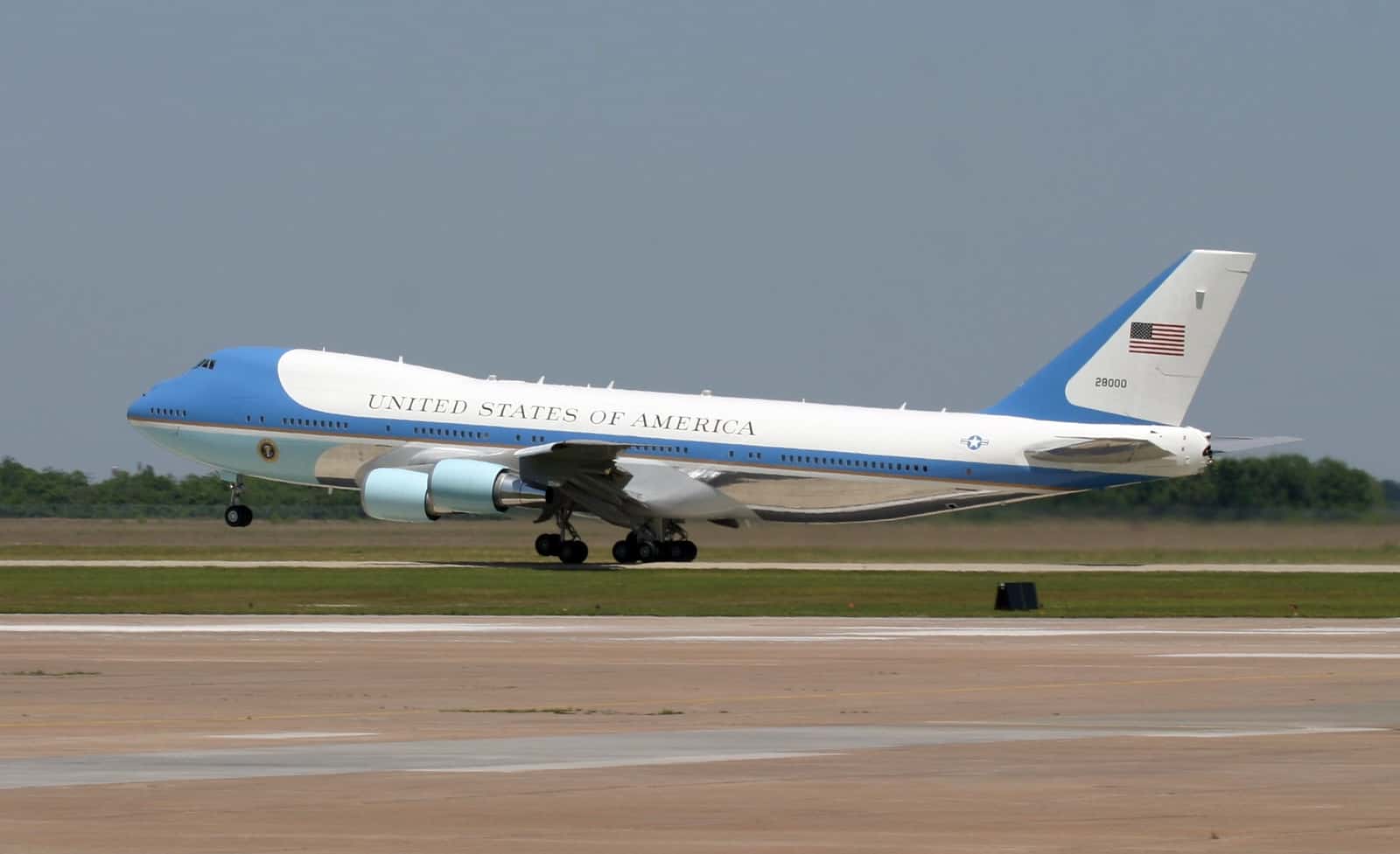 ¿Cuánto tiempo puede permanecer el Air Force One en el aire?