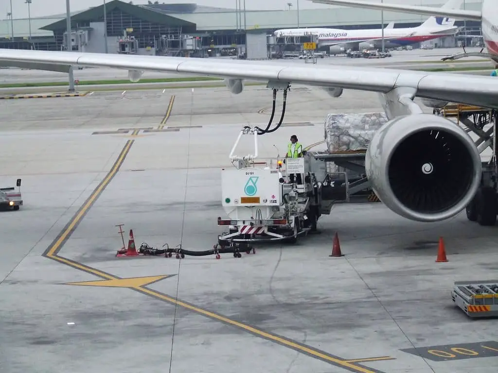 ¿Cuánto tiempo se tarda en repostar un avión?