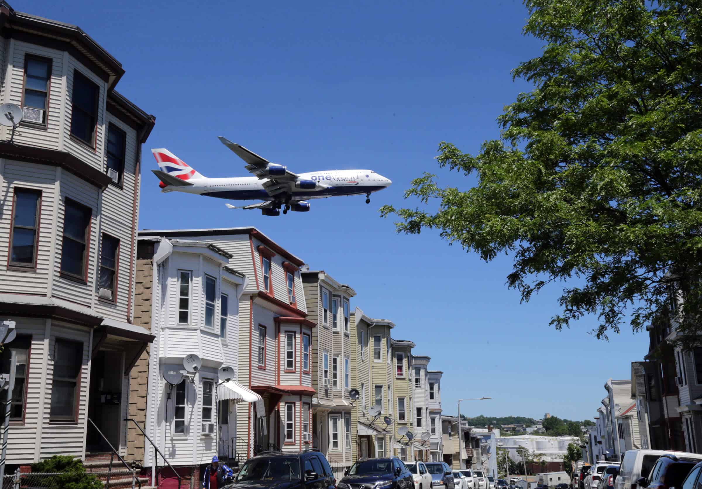 ¿Qué tan bajo pueden volar (legalmente) los aviones sobre tu casa?