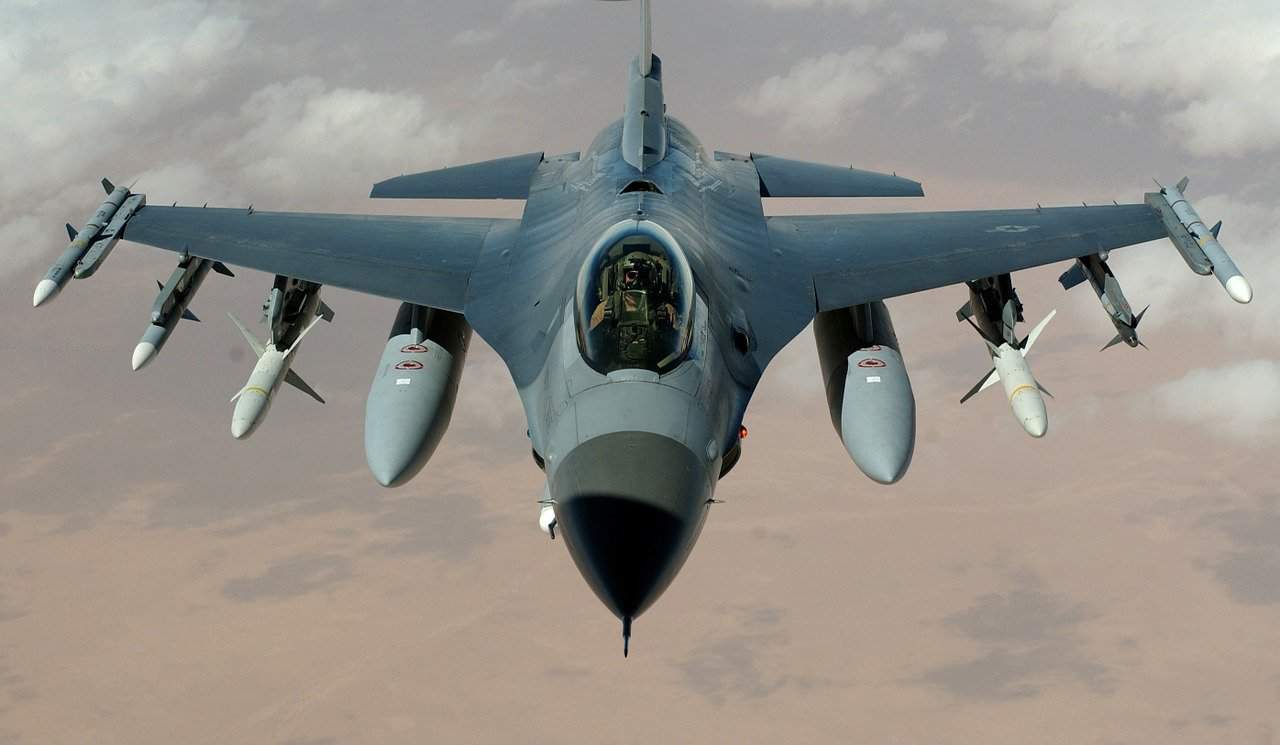¿Cuánto cuesta un avión de combate F-16? (Costos de propiedad y operación)