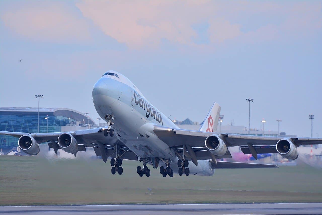 ¿Cuánto combustible cabe en un Boeing 747? (en comparación con otros aviones)