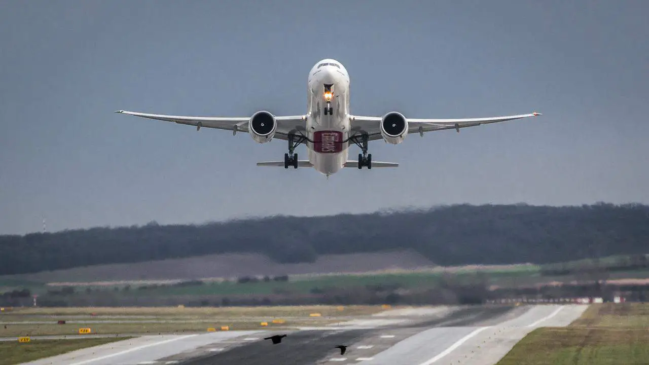 Esto es lo que consumen los aviones por vuelo