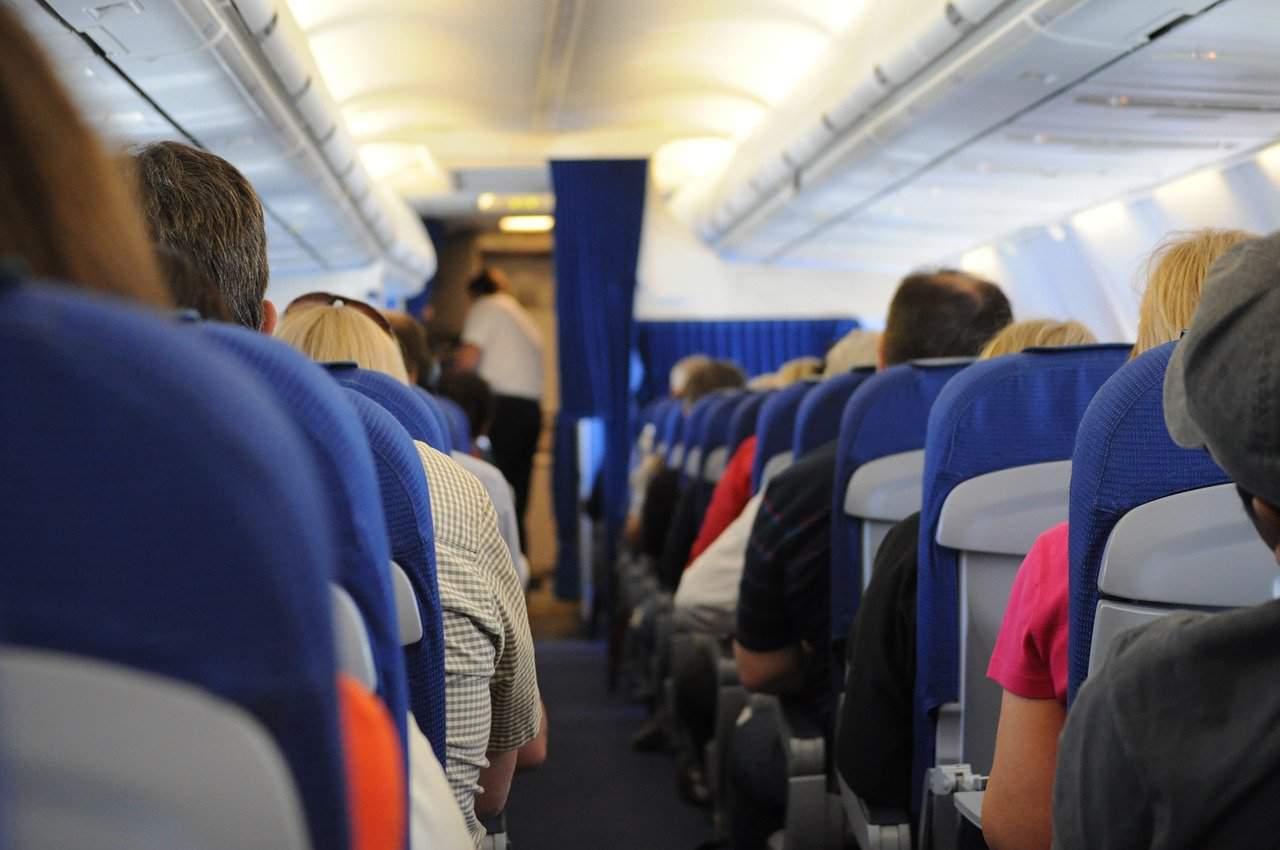 ¿Qué aerolíneas ofrecen los asientos más amplios en clase económica?