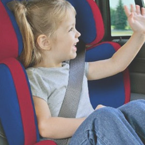 ¿Cómo se viaja con un asiento elevado en un avión?