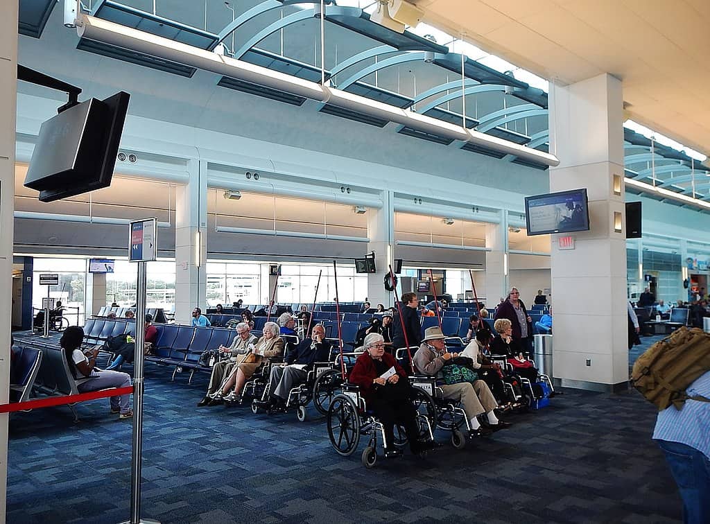 ¿Se debe dar propina a los usuarios de sillas de ruedas en el aeropuerto?