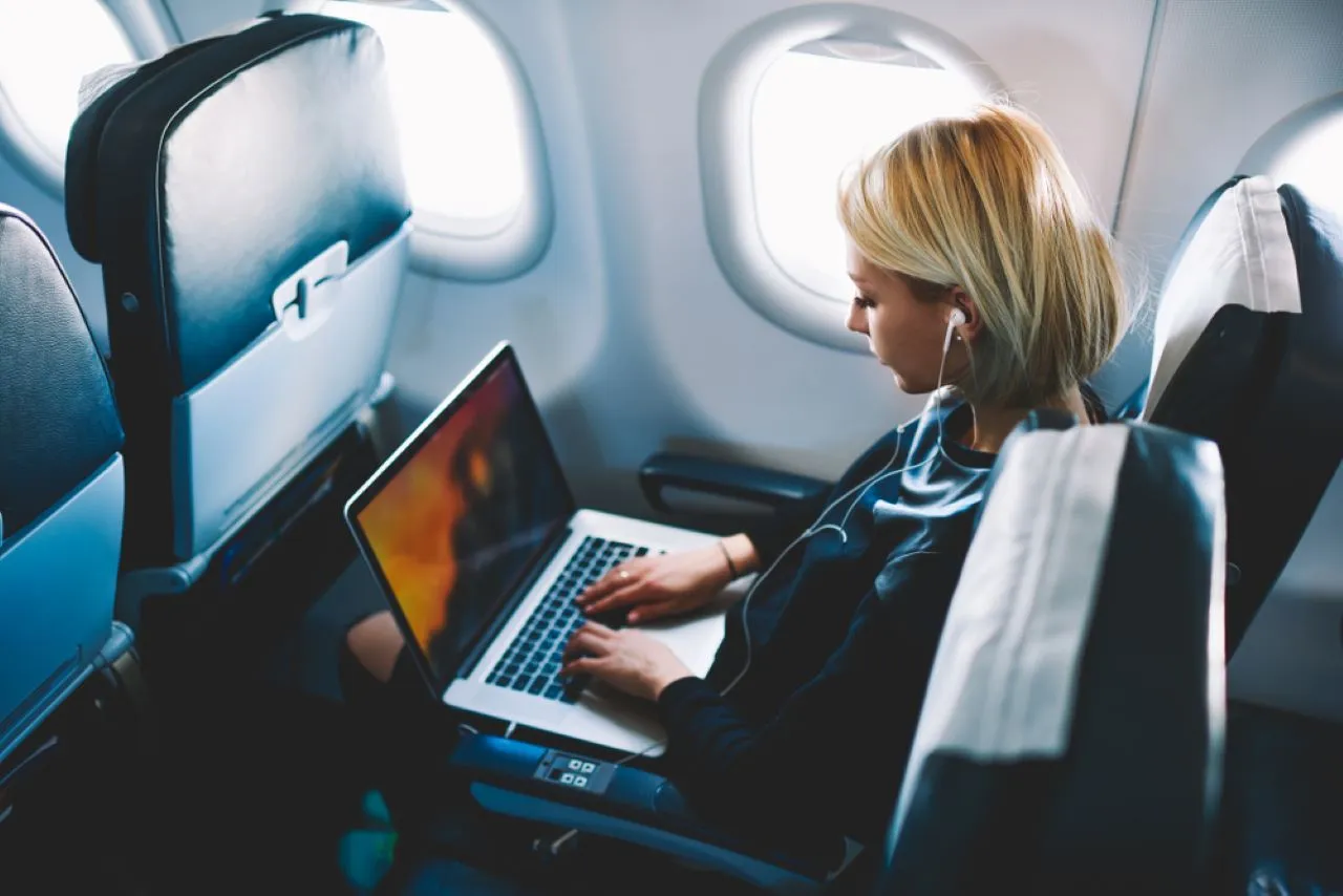 ¿Puedes llevar una computadora de escritorio en un avión?