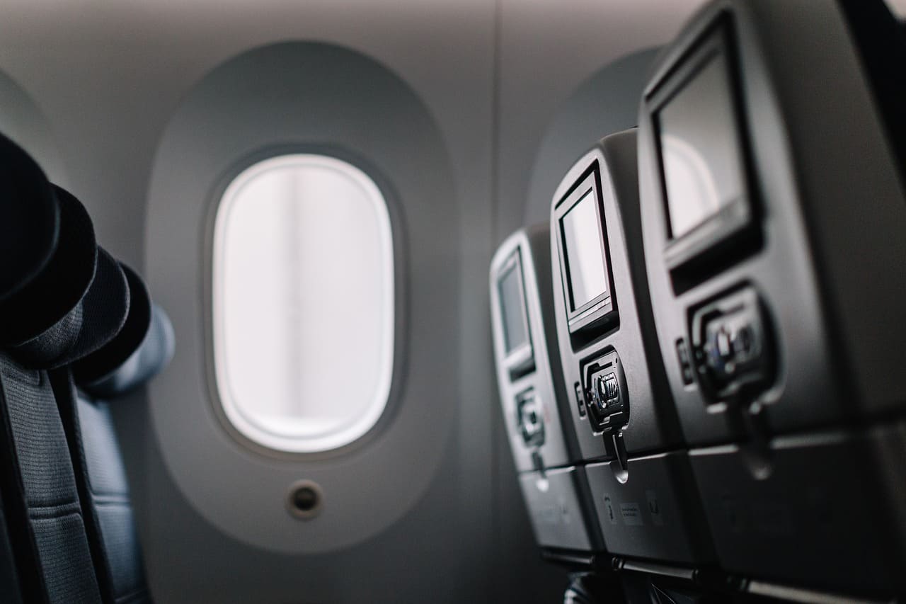 ¿De qué están hechas las ventanas de los aviones? Consideraciones sobre materiales, función y seguridad.
