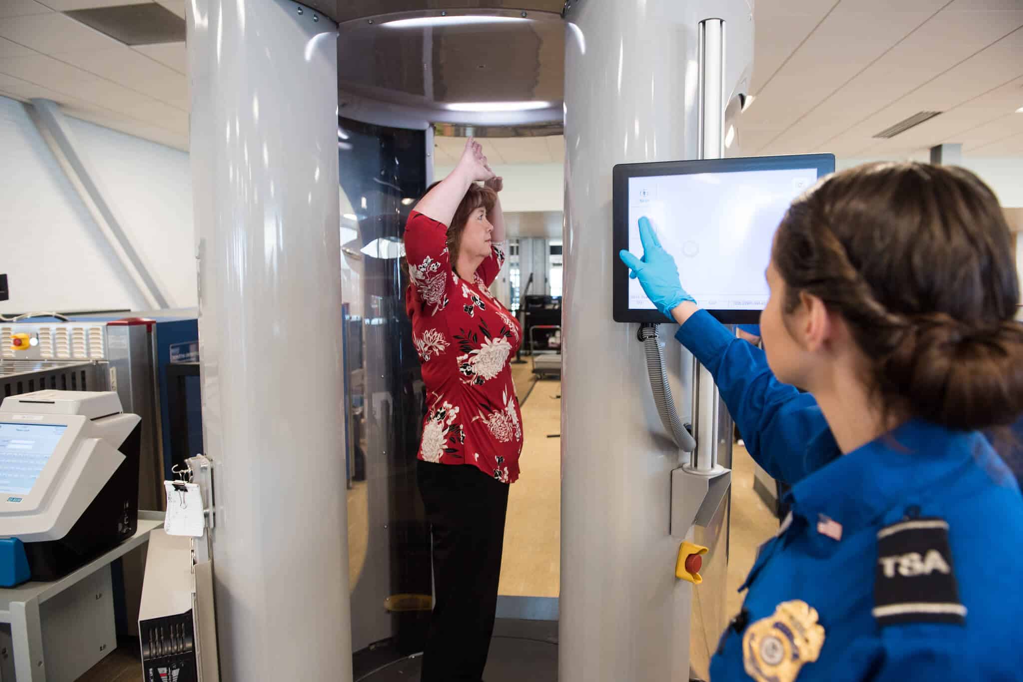 Lo que los escáneres corporales de los aeropuertos pueden y no pueden ver