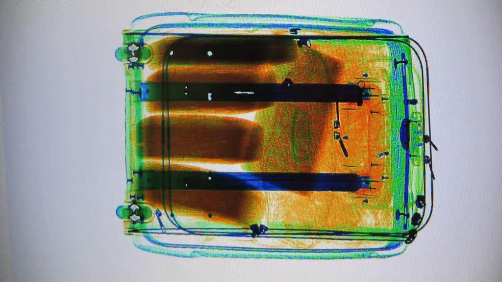 Cómo se ve la marihuana en un escáner de aeropuerto