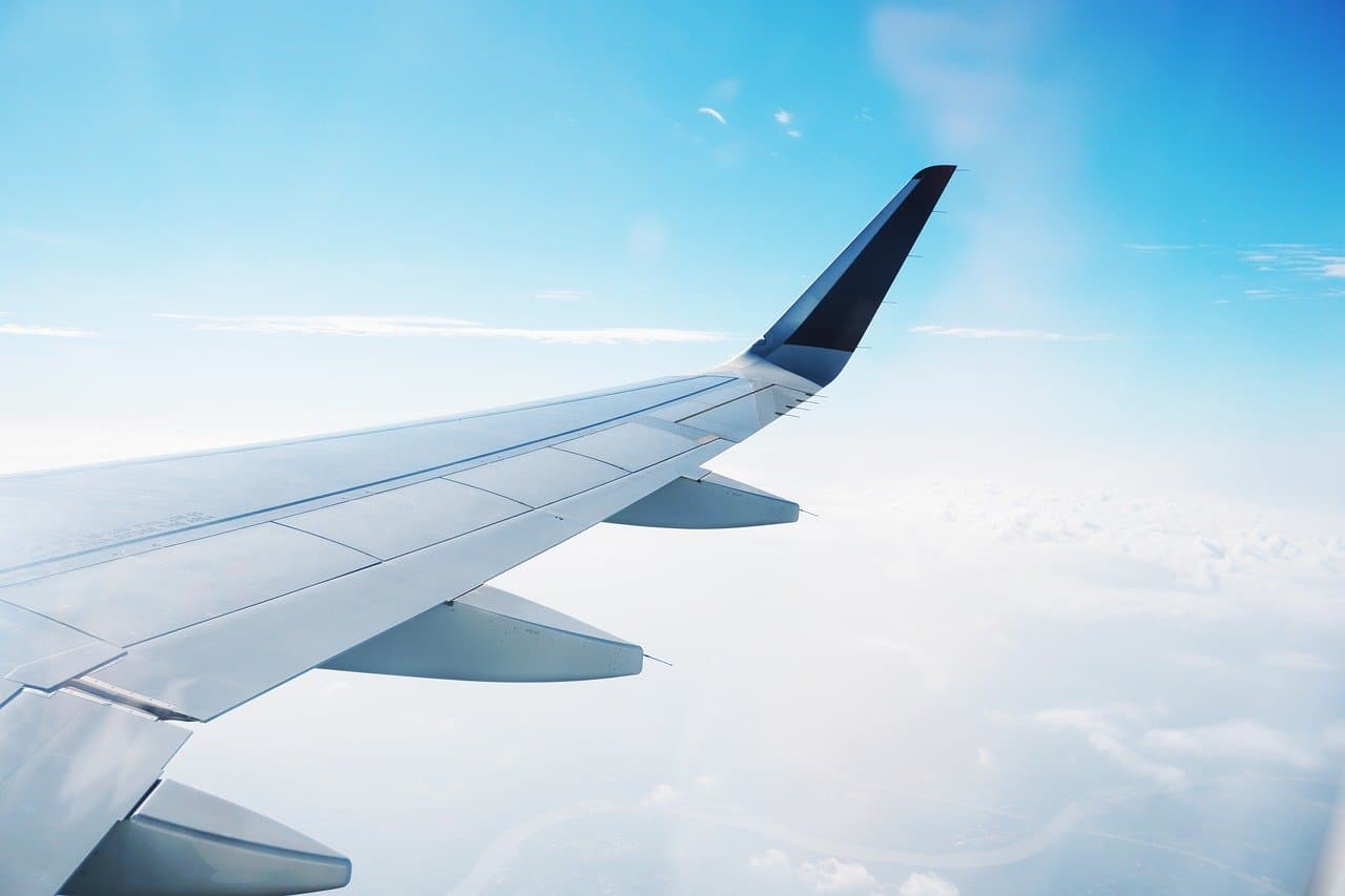 4 razones por las que se almacena combustible en las alas de un avión