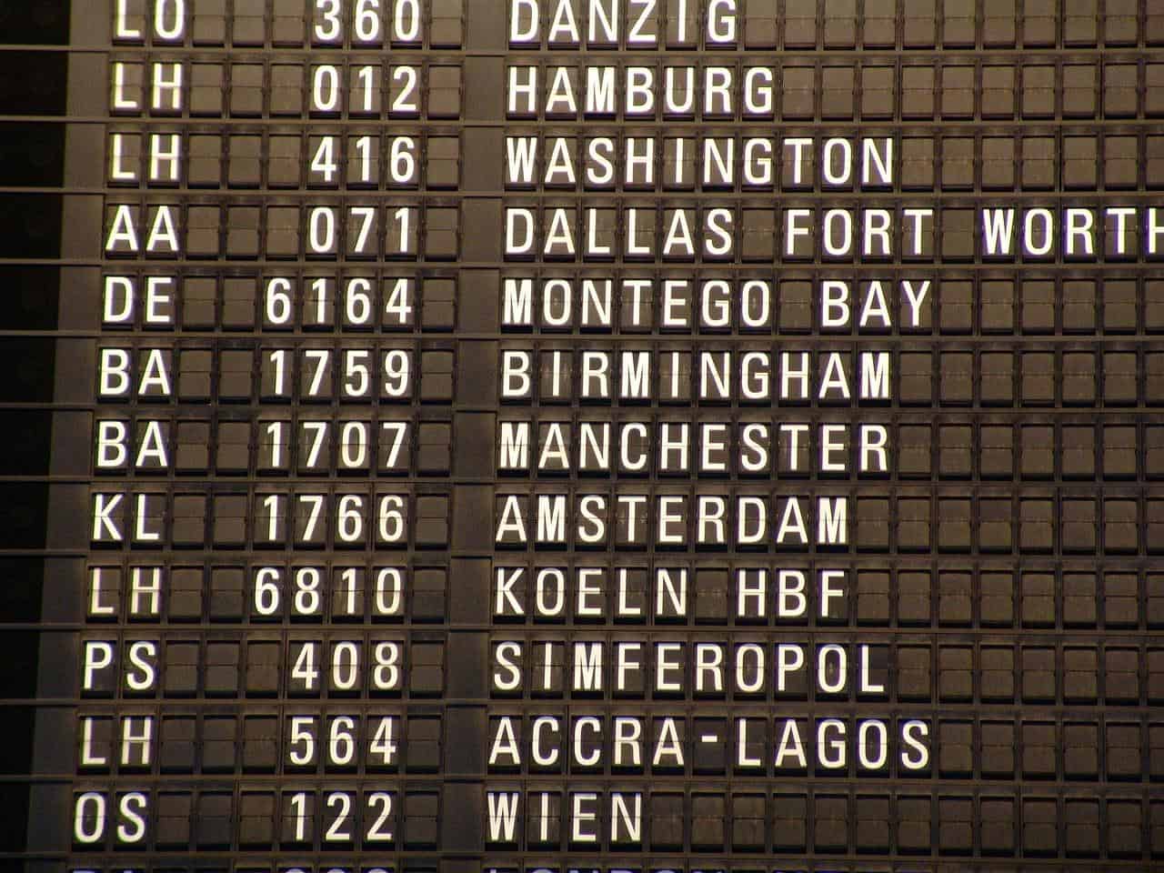 Razones comunes por las que las aerolíneas cambian sus horarios de vuelo