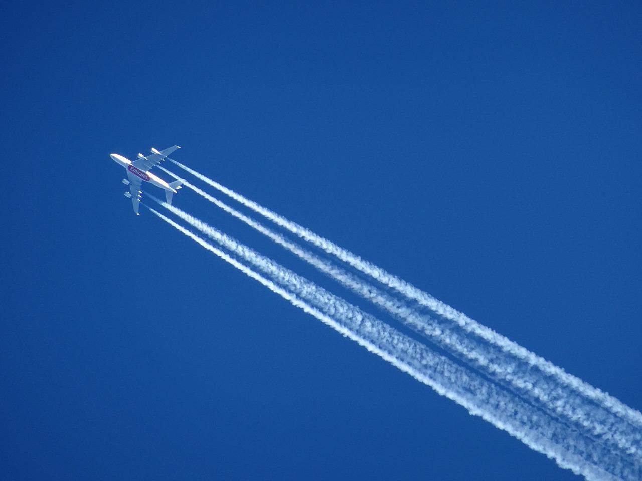 Por qué los aviones dejan rastros parecidos a las nubes (la ciencia detrás de las estelas de vapor)