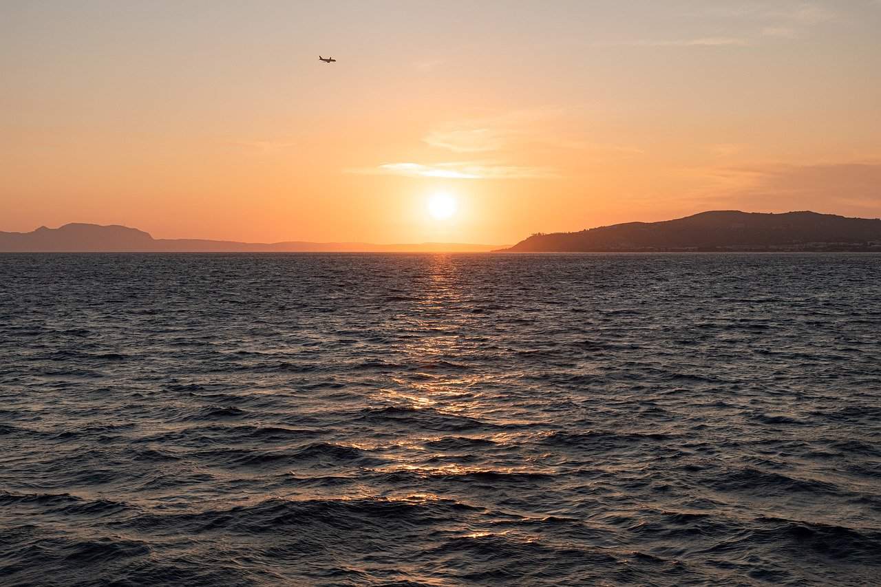 4 razones por las que los aviones no sobrevuelan el Océano Pacífico