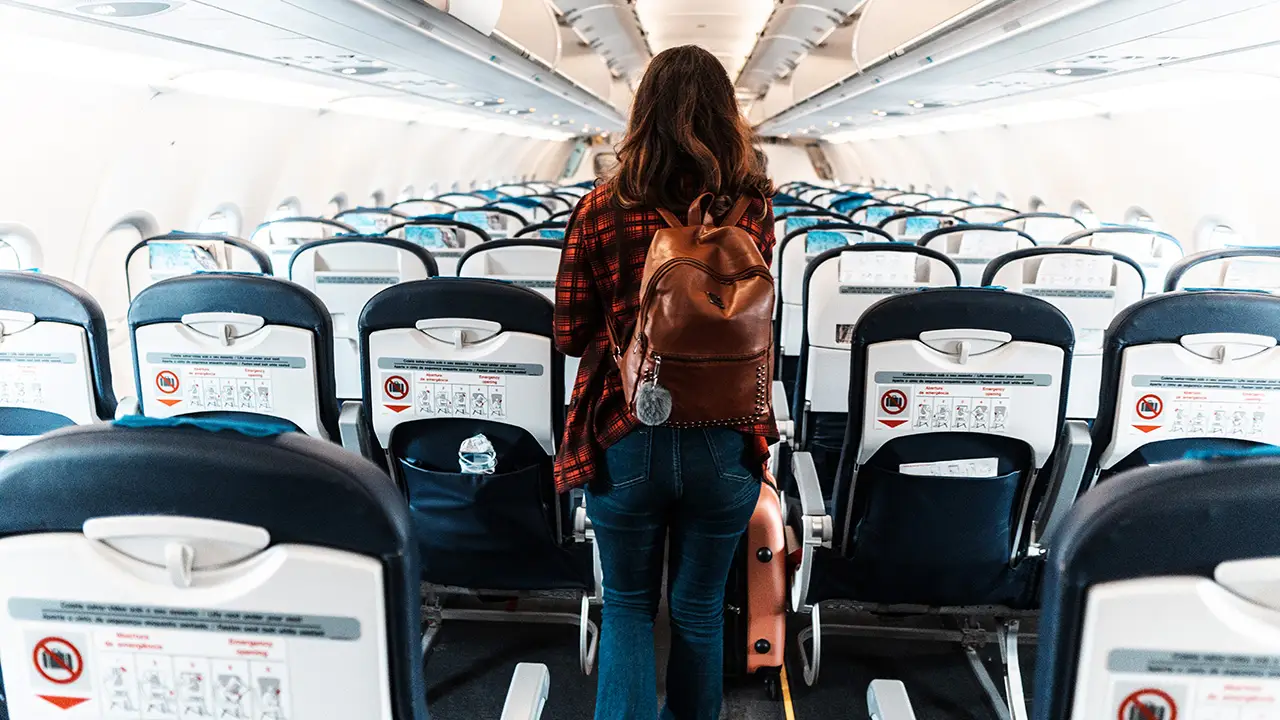 ¿Puede agregar un número de viajero frecuente después de reservar un vuelo?