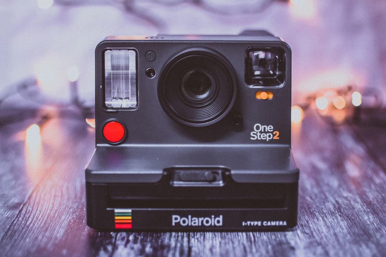 Aquí se explica cómo llevar (y proteger) sus cámaras Polaroid e Instax en un avión