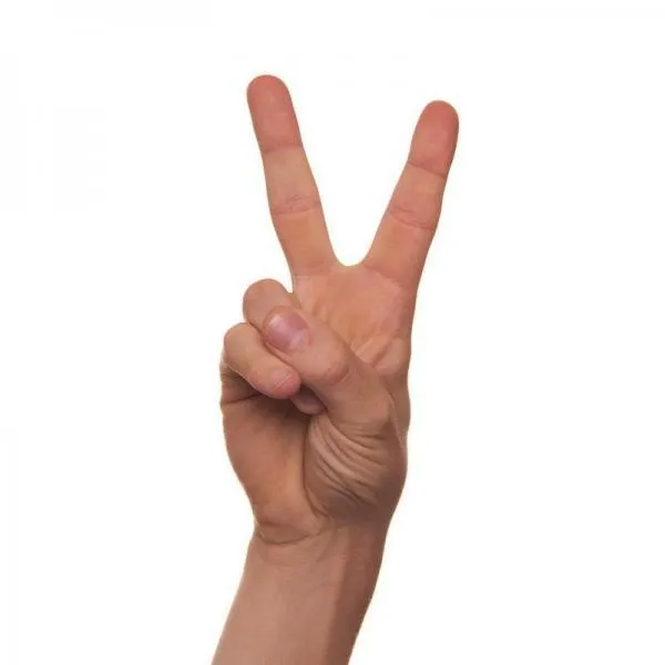 ¿Qué significa “dos dedos arriba”?